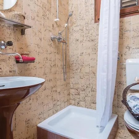 Casa de Férias Three-bedroom In Crkvice Crkvice