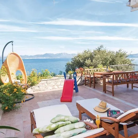 Three-bedroom In Crkvice Crkvice