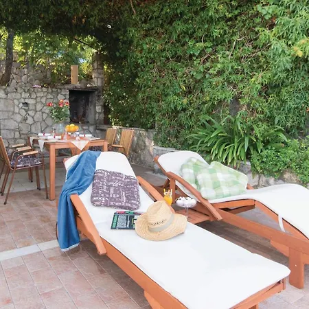 Three-bedroom In Crkvice *